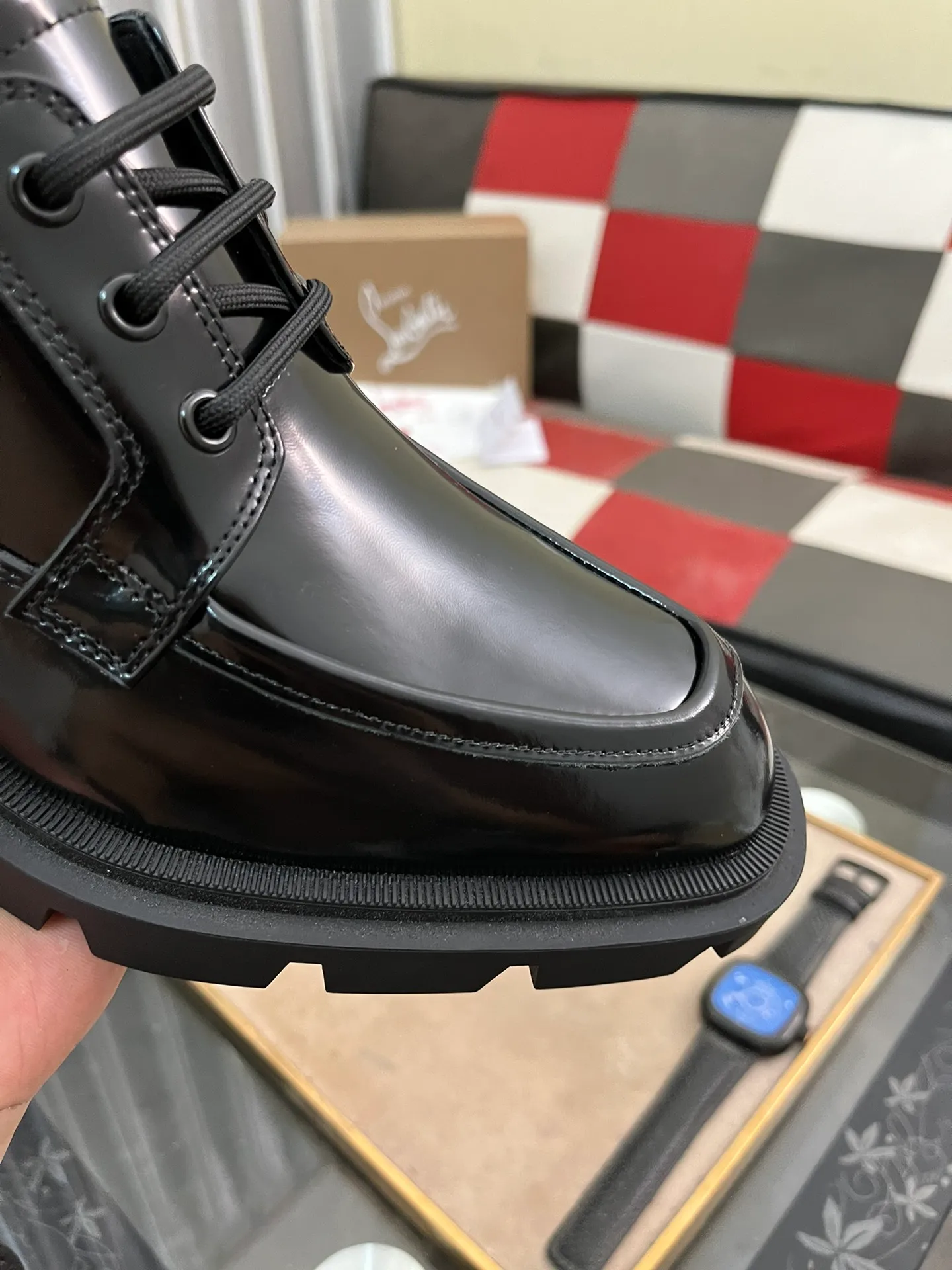 Men's shoes 💰820⌚️⌚️CL New formal leather shoes Christia* Loubouti* red-soled shoes GREGGO men's Oxford shoes Made of imported cowhide/glossy patent leather/stitched contrasting high silk suede. Three-section toe design. Iconic red outsole, the ultimate personalized shoe. Original color cowhide lining. Original Italian leather outsole; fine workmanship brings you a luxurious experience. With its neat silhouette and straightforwardness, GREGGO men's Oxford shoes are Oxford shoes born for city roaming. The elegant lines and classic silhouette exude eternal charm. The black patent leather material is exquisite and eye-catching, adding a sense of luxury to the overall look. The slender toe design is full of elegance, and matched with closed shoelaces of the same color, the sophistication is invisible. The slim sole design provides the shoes with a light foot feel, elegant steps, and a refined and elegant look. Shows outstanding texture.  Standard leather shoe size: 38-44